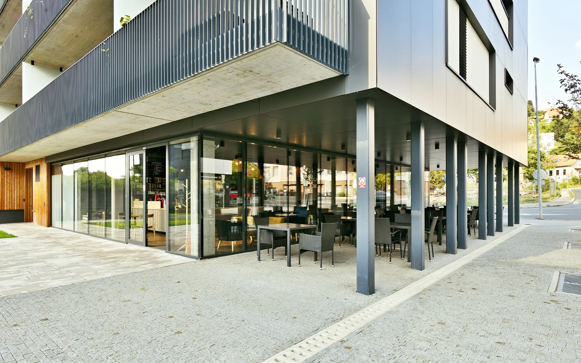 Káva, čaj či limo a dort v nové kavárně Cafe Residence - Obrázek 11