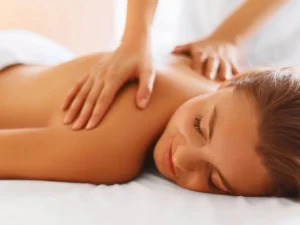 Klasická i relaxační masáž pro uvolnění zad, šíje a krku