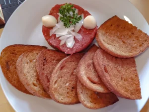 200gramový hovězí tatarák s křupavými topinkami