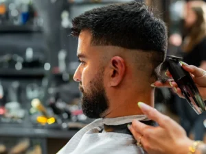Barber v Ostravě: střih, úprava obočí i kontur a vousů