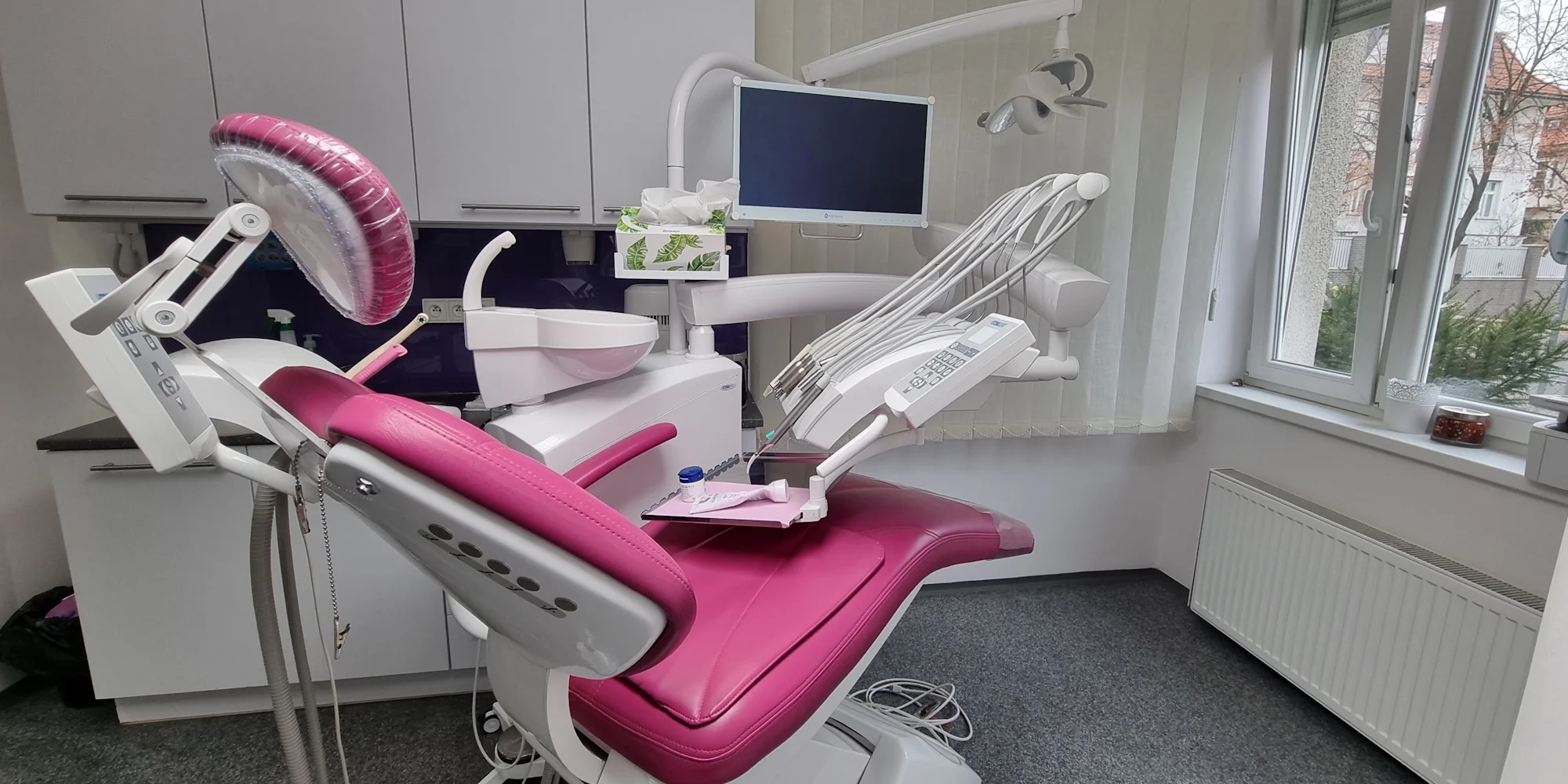 Dentální hygiena, laserové bělení zubů i korunka