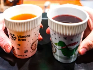 Dědečkův svařák přímo na námětí Svobody