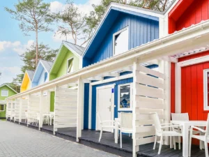 S dětmi na Balt: barevné domky u pláže a hřiště