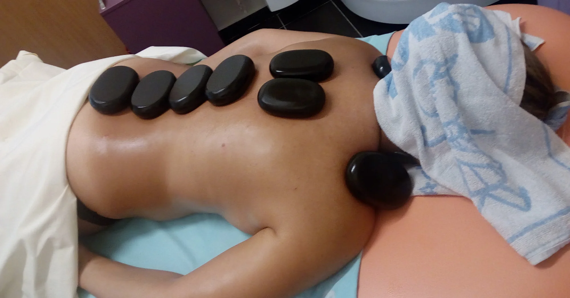 Masáže dle výběru: relax pro šíji a záda i lávové kameny - Obrázek 8