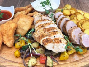 Prkno plné masa včetně příloh i omáček: 500 g či 1 kg