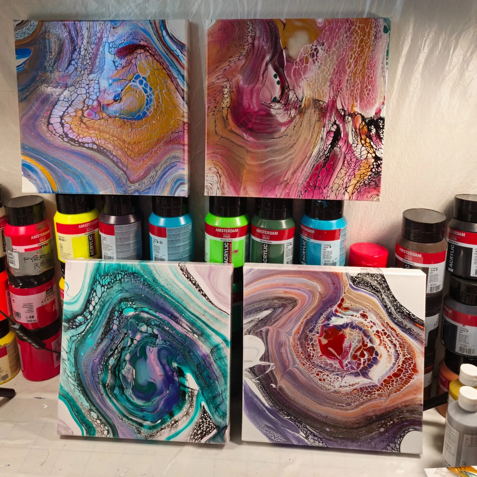 Zážitkové malování metodou fluid art: podtácky, hodiny i obrazy - Obrázek 10