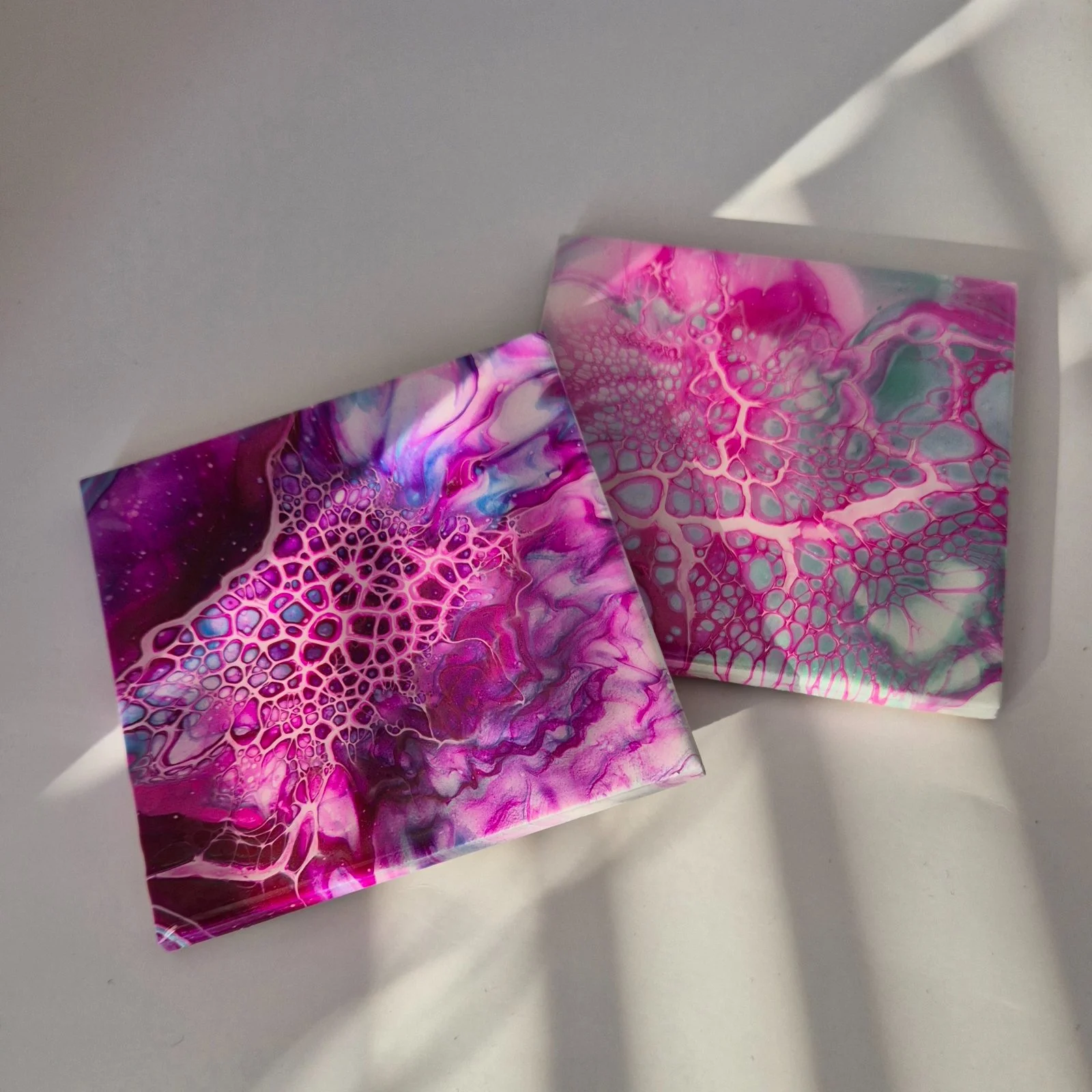 Zážitkové malování metodou fluid art: podtácky, hodiny i obrazy - Obrázek 8