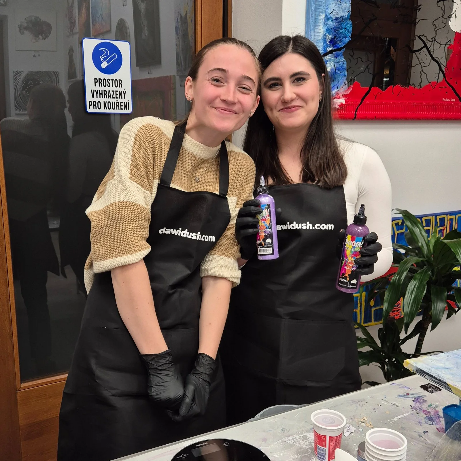 Zážitkové malování metodou fluid art: podtácky, hodiny i obrazy - Obrázek 9