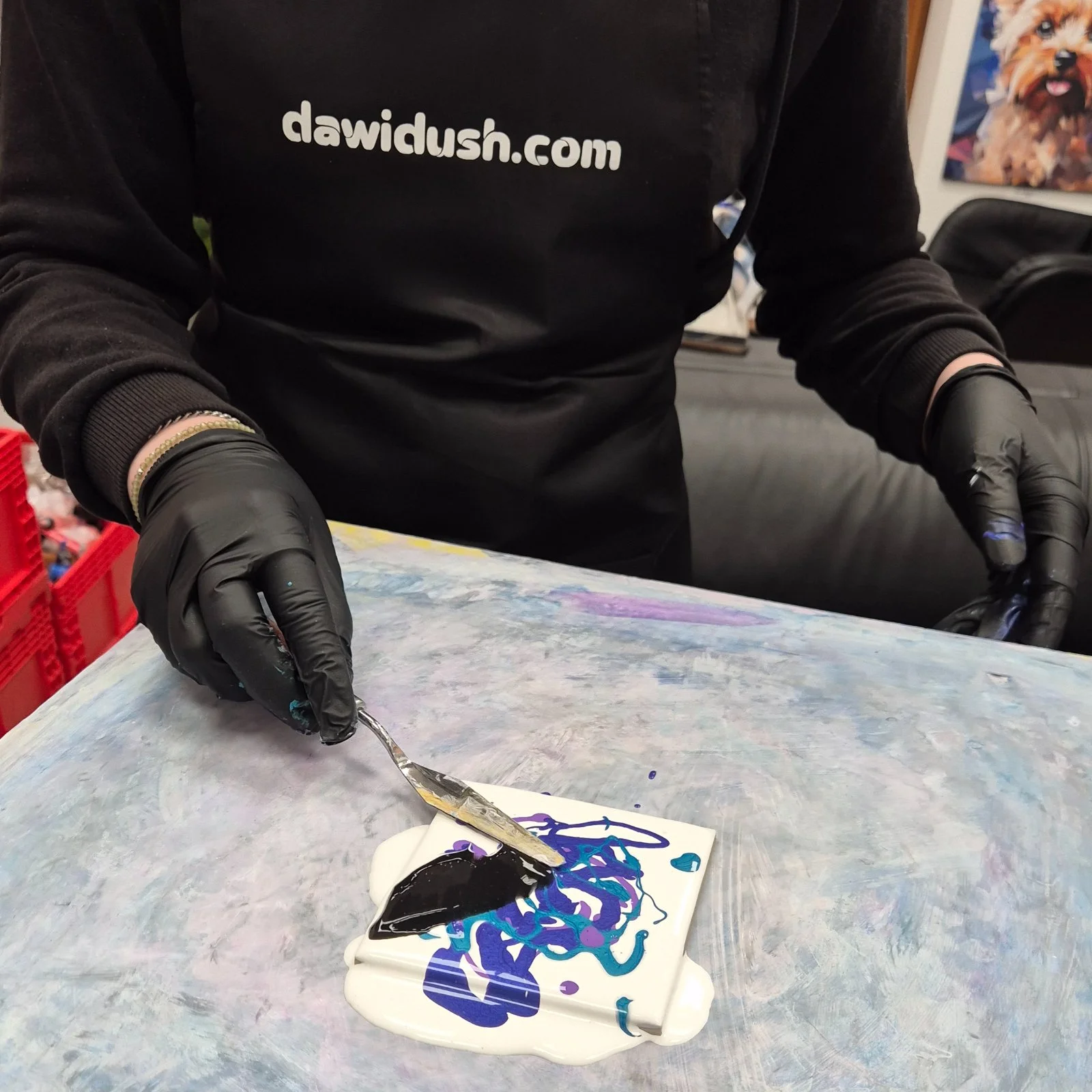 Zážitkové malování metodou fluid art: podtácky, hodiny i obrazy - Obrázek 11