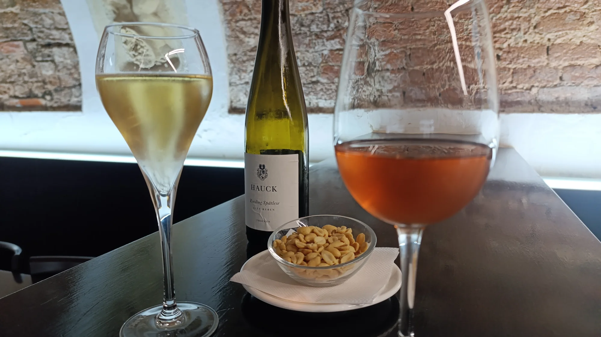 2 nebo 4 sklenky vína či prosecca s miskou arašídů - Obrázek 8