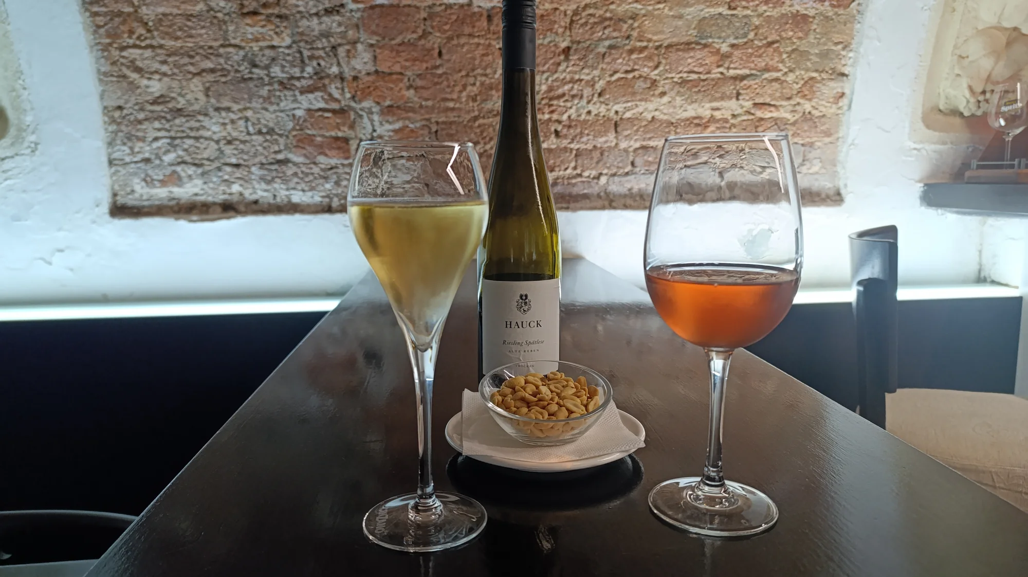 2 nebo 4 sklenky vína či prosecca s miskou arašídů - Obrázek 11