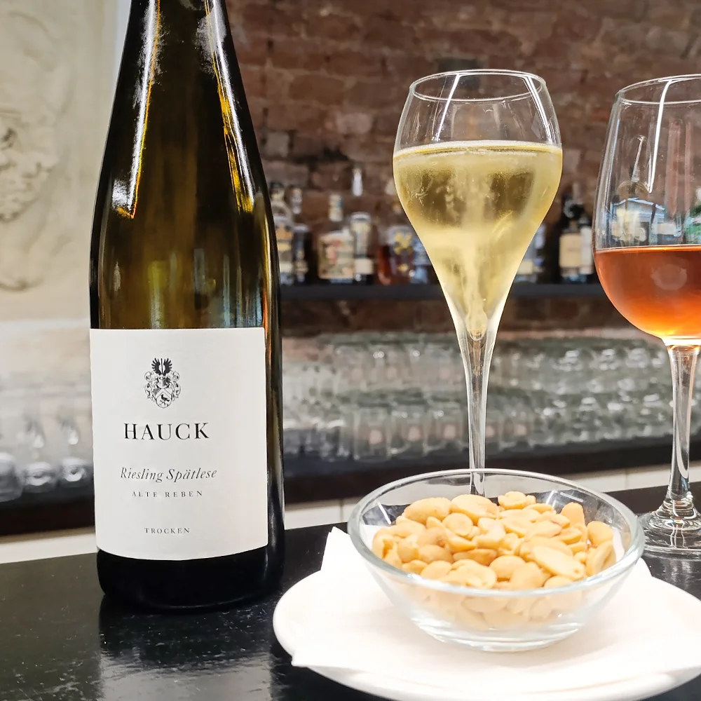 2 nebo 4 sklenky vína či prosecca s miskou arašídů - Obrázek 2