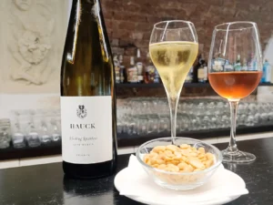 2 nebo 4 sklenky vína či prosecca s miskou arašídů