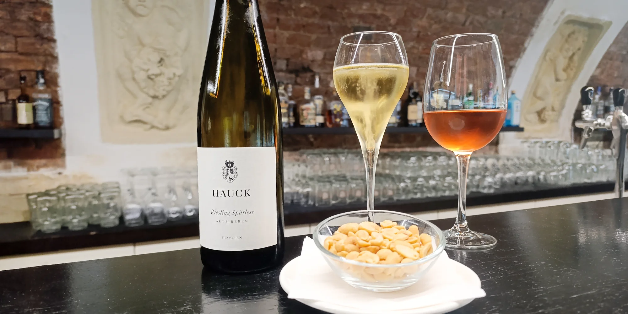 2 nebo 4 sklenky vína či prosecca s miskou arašídů