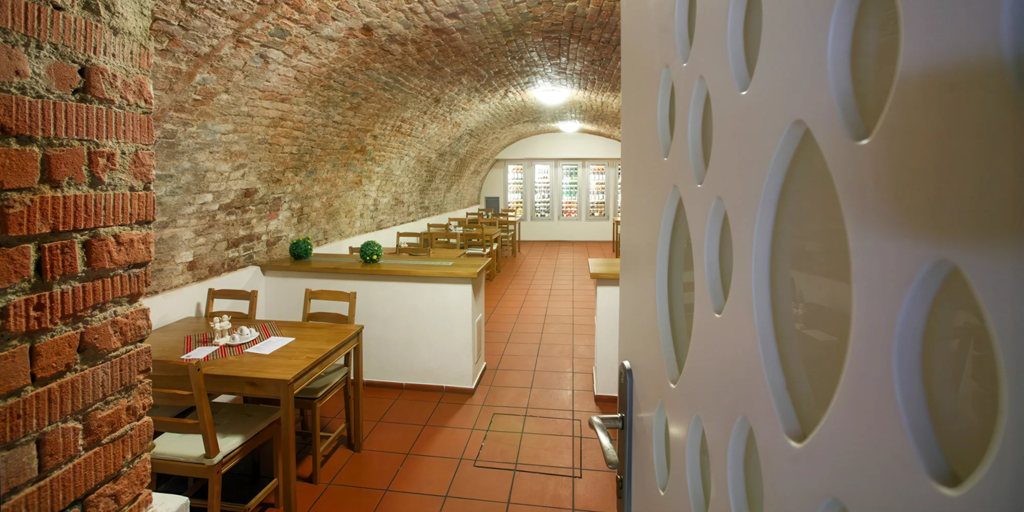 2 nebo 4 sklenky vína či prosecca s miskou arašídů - Obrázek 5