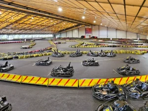 Motokáry, bowling i jídlo pro děti nebo dospělé