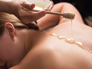 Medová masáž: relaxační i detoxikační