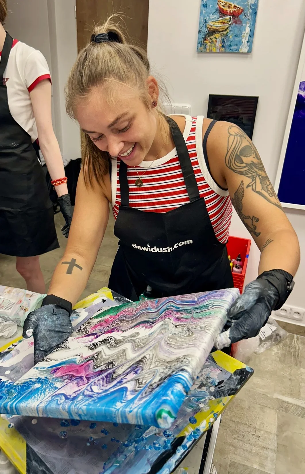 Zážitkové malování metodou fluid art: podtácky, hodiny i obrazy - Obrázek 3