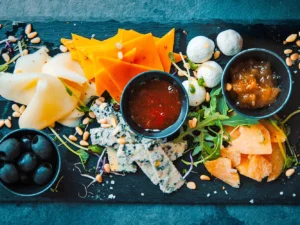 Lahev vína dle výběru a tapas pro 2 osoby