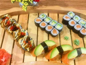 Set 24 ks sushi: maki, nigiri i smažené rolky