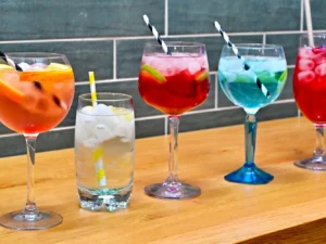 1 nebo až 4 míchané drinky v srdci Karlína