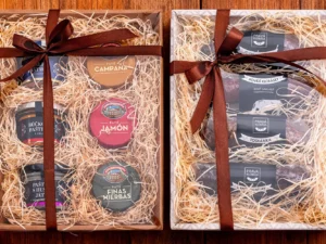 Dárkové balíčky plné dobrot: víno, klobásy i paštiky
