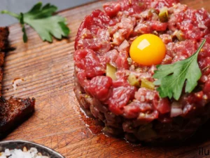 Tatarák ze svíčkové s topinkami v historické krčmě