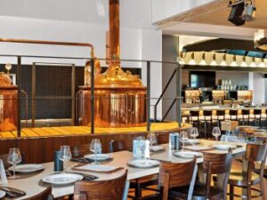 Hesensko: Pobyt blízko letiště v Hey Lou Hotelu Frankfurt Airport se snídaní + welcome drink či ochutnávka piv