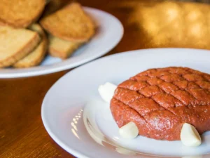 450 g tataráku z falešné svíčkové vč. topinek