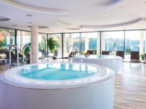 Lázně Velichovky: K-Triumf Resort **** se snídaní, wellness (vířivky, sauna) s výhledem na oboru + občerstvení