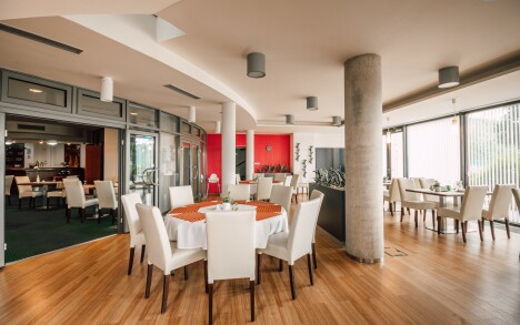 Lázně Velichovky: K-Triumf Resort **** se snídaní, wellness (vířivky, sauna) s výhledem na oboru + občerstvení - Obrázek 4