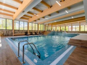 Polské Beskydy: Country Club Żywiec se snídaní/polopenzí + wellness (bazén, vířivka, sauny), posilovna, herna