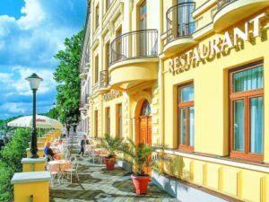 Karlovy Vary v centru: 4* Hotel Jean de Carro se snídaní či polopenzí a neomezeným wellness + masáž a sleva