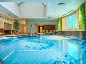 Hévíz jen 600 m od termálního jezera v Hotelu Palace **** s polopenzí a neomezeným wellness (bazén, 3 sauny)