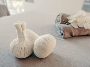 Uklidňující či energizující masáž bylinnými měšci