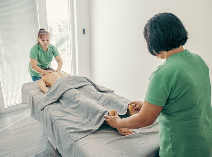 Uklidňující masáž od dvou masérek najednou