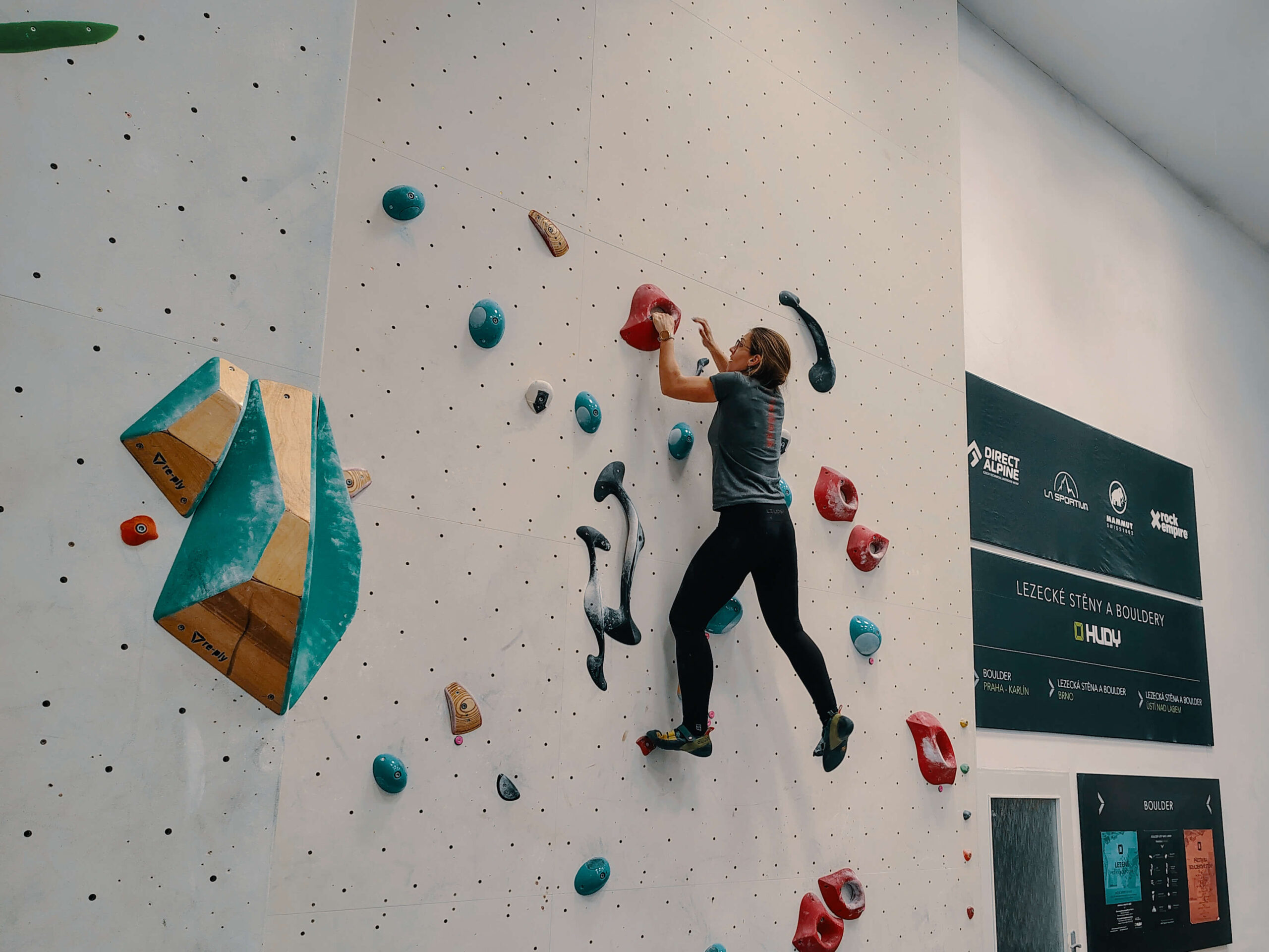 Kurz boulderingu na umělé stěně