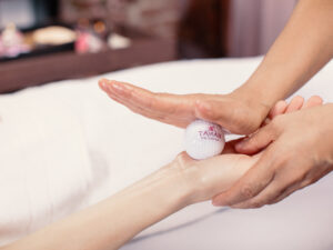 Thajská olejová masáž golfovými míčky