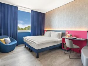 Bavorsko v unikátním kráteru Ries u památek: Hey Lou Hotel Nördlingen se snídaní formou bufetu + welcome drink