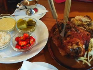 2 kg pečeného vepřového kolena a křupavé doplňky