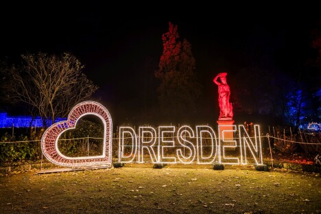 Adventní Drážďany: Vánoční zahrada na zámku Pillnitz se světelnými instalacemi + ubytování v prémiovém hotelu - Obrázek 2