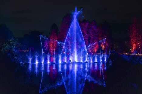 Kouzelný advent v Berlíně: Vstup na světelnou expozici Vánoční zahrada s ubytováním v prémiovém hotelu - Obrázek 2