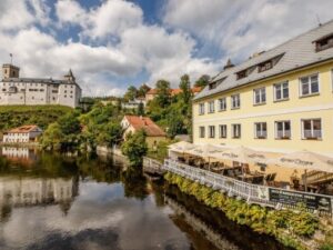 Šumava jen 1 km od hradu Rožmberk v Penzionu Rožmberk Inn se snídaněmi a láhví vína + dítě do 6 let zdarma