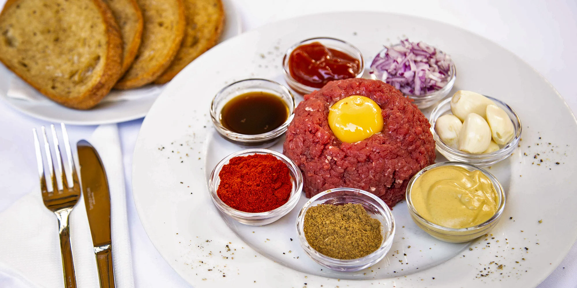 200 nebo 500 g tataráku z mladého býčka a topinky