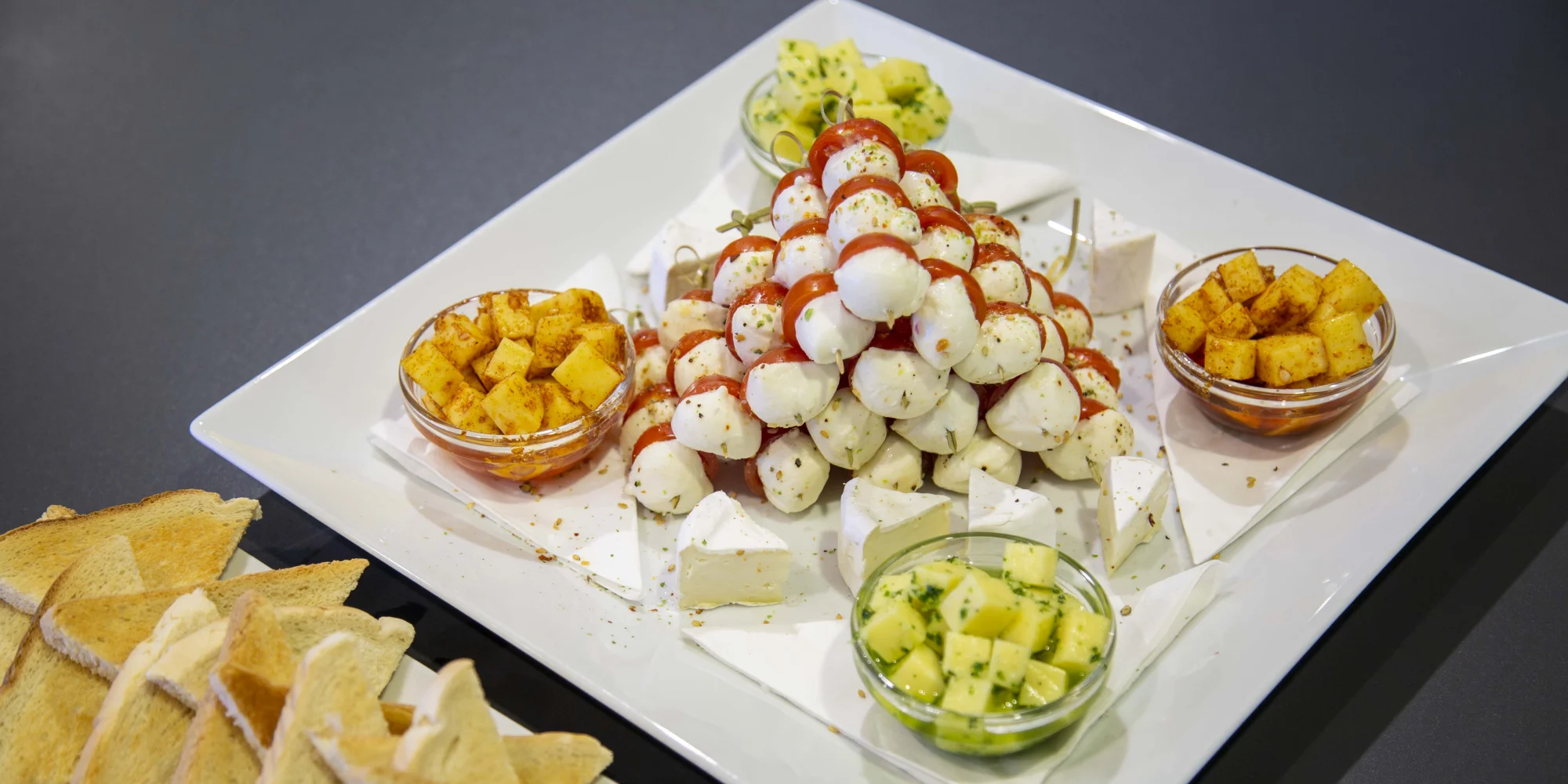 2 hod. bowlingu a mix naložených sýrů až pro 8 osob - Obrázek 4