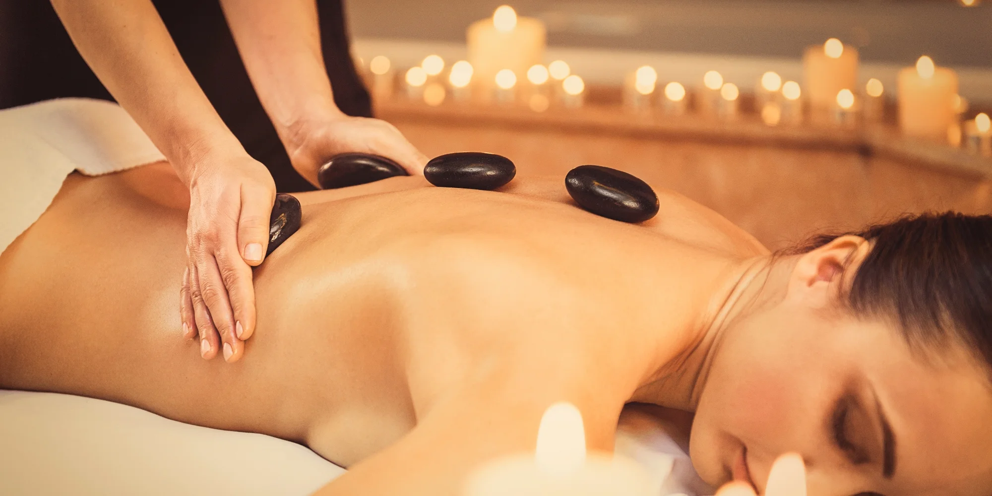 Masáž lávovými kameny, horkým olejem i s čokoládou - Obrázek 3