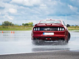 Škola smyku: teorie a pak 2 hod. za volantem