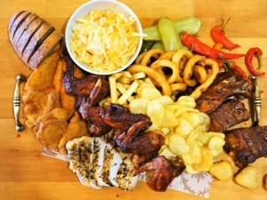 Masové prkno: žebra, řízky, křídla, steaky i trhané maso