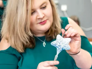 Exkurze ve výrobně vánočních ozdob i vlastní tvoření