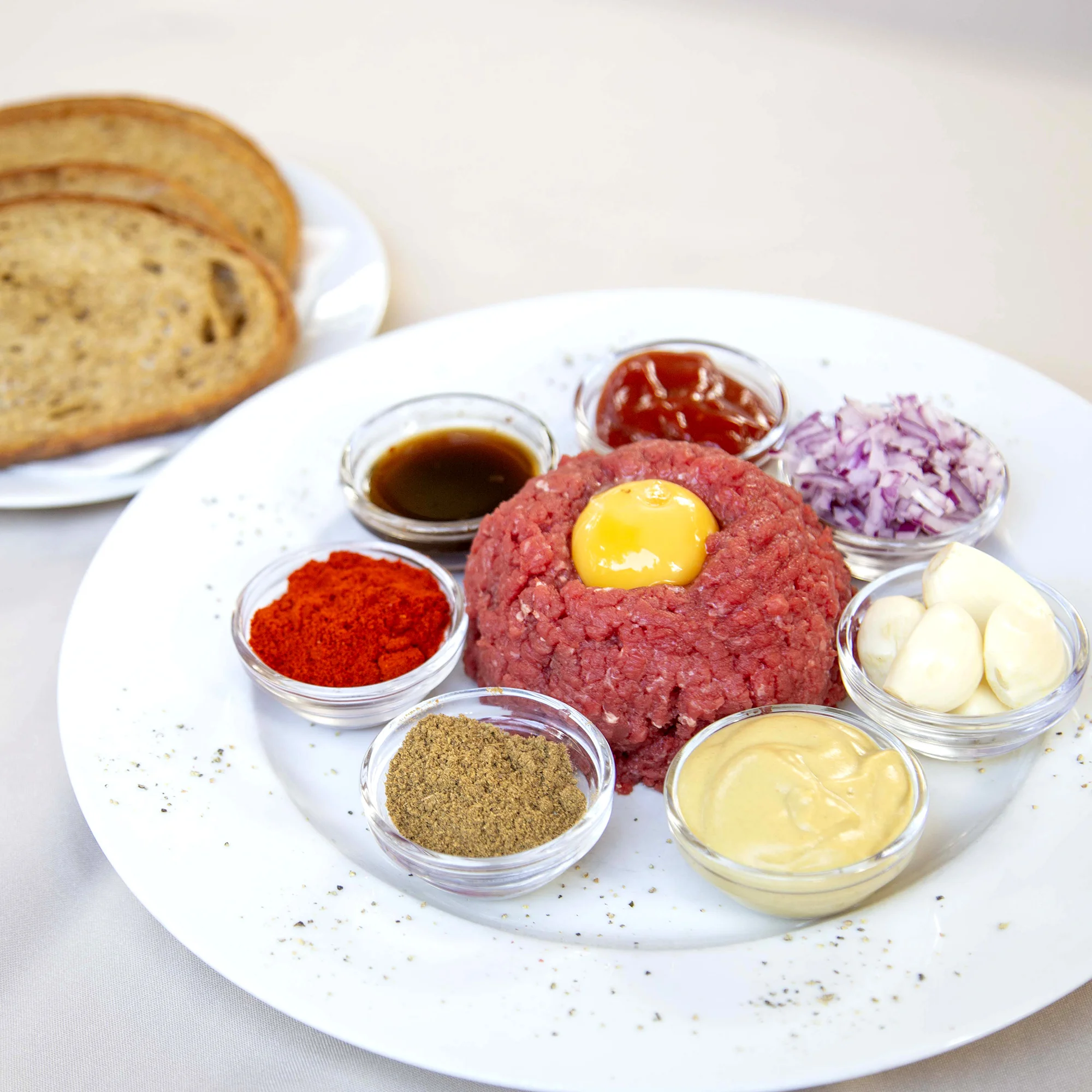 200 nebo 500 g tataráku z mladého býčka a topinky - Obrázek 2